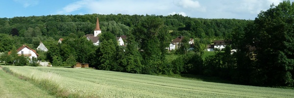 Landschaft mit Kirche weit